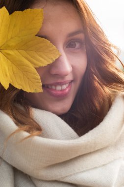 Sonbahar modeli, parlak makyaj. arka plan sonbahar manzara kadın