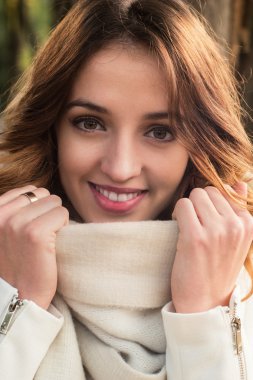 gülümseyen kız mutlu portre, sonbahar açık.