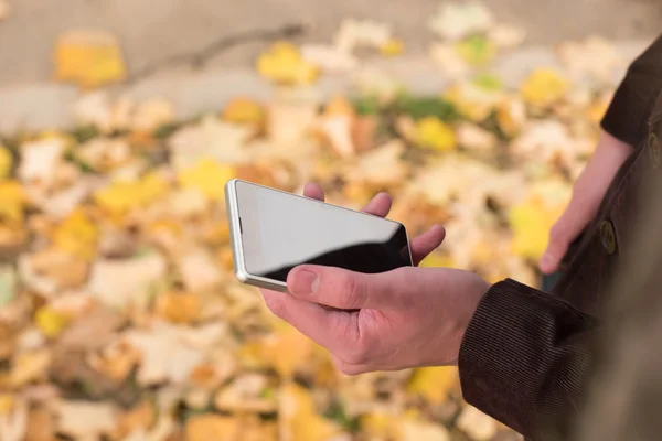 Hombre usando el teléfono celular al aire libre. — Foto de Stock