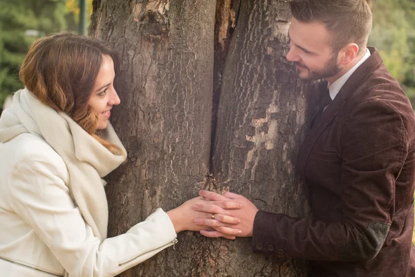 Amor, relación, familia y gente concepto - sonriente pareja h — Foto de Stock