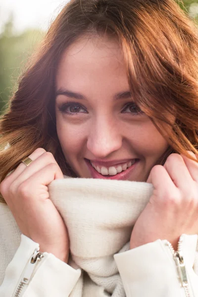 Sonriente retrato de niña feliz, otoño al aire libre . — Foto de Stock