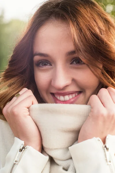 Sonriente retrato de niña feliz, otoño al aire libre . — Foto de Stock