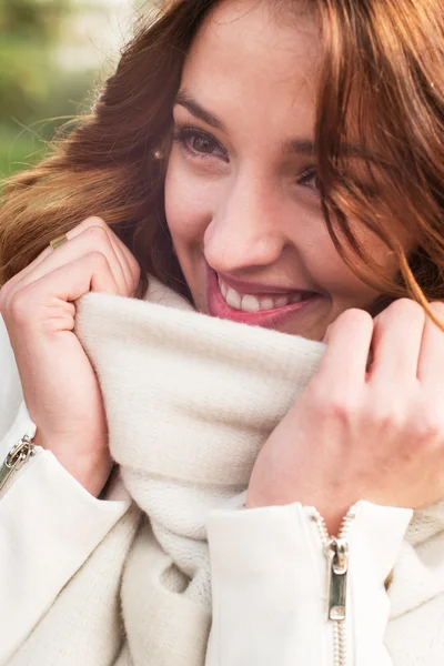 Lachende gelukkig meisje portret, herfst buiten. — Stockfoto