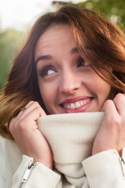 Smiling happy girl portrait, autumn outdoor. — Stock Photo, Image