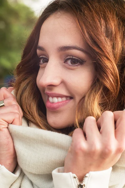 Sonriente retrato de niña feliz, otoño al aire libre . — Foto de Stock