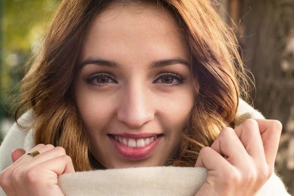 Sonriente retrato de niña feliz, otoño al aire libre . — Foto de Stock