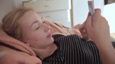 Cep telefonu kullanan kız