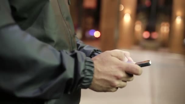 Человек с помощью мобильного — стоковое видео