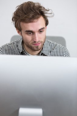 Genç yaratıcı co önünde oturan kulaklık ile portresi