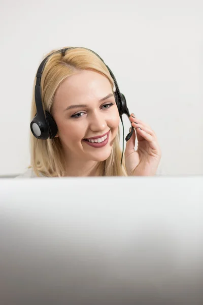 Mulher trabalhador de atendimento ao cliente, call center operador sorrindo com — Fotografia de Stock