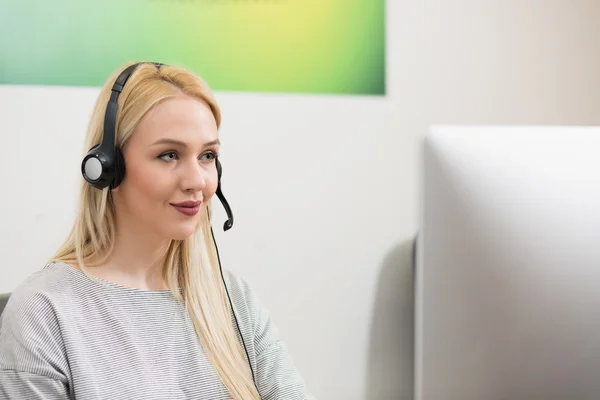 Operadora de atención al cliente femenina con auriculares y sonrisa — Foto de Stock