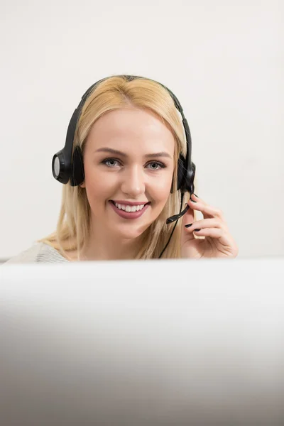 Operatore di assistenza clienti femminile con auricolare e sorriso — Foto Stock