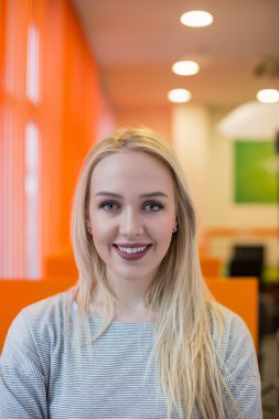 Bir neşeli rahat iş kadını silah f ile ayakta portresi