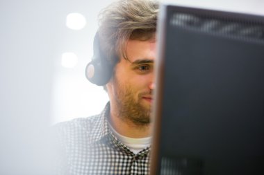Bir telefon conversat sırasında gülümseyen dostça telefon operatörü
