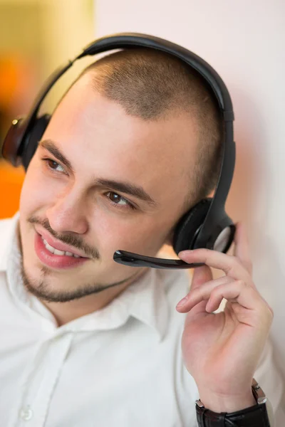 Porträt eines glücklich lächelnden Kunden-Support-Telefonanbieters in hea — Stockfoto
