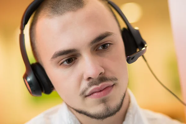 Portret van tevreden lachende klant ondersteuning telefoon operator in hea — Stockfoto