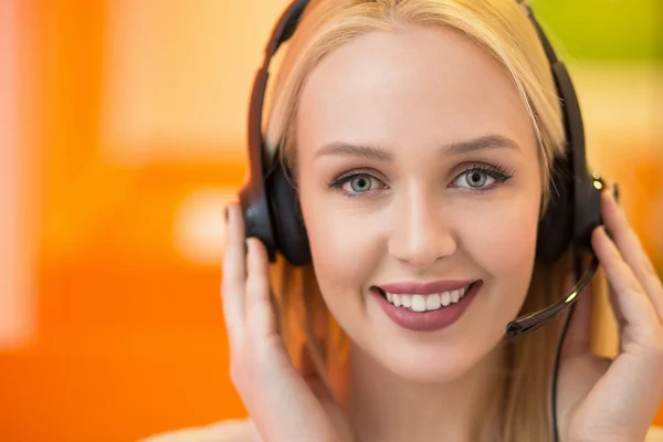 Zakenvrouw dragen hoofdtelefoon — Stockfoto