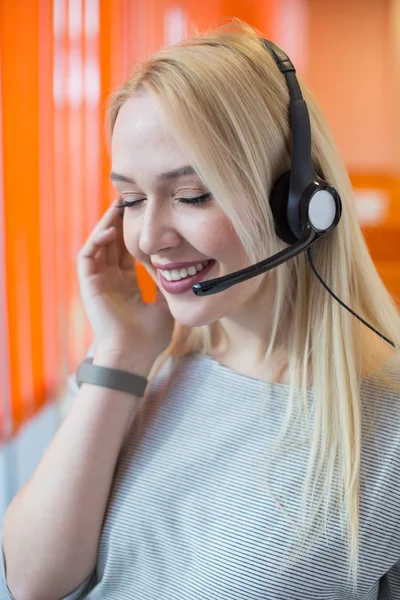 Portret van steun telefoon operator in de headset op de werkplek. Tot en met p — Stockfoto