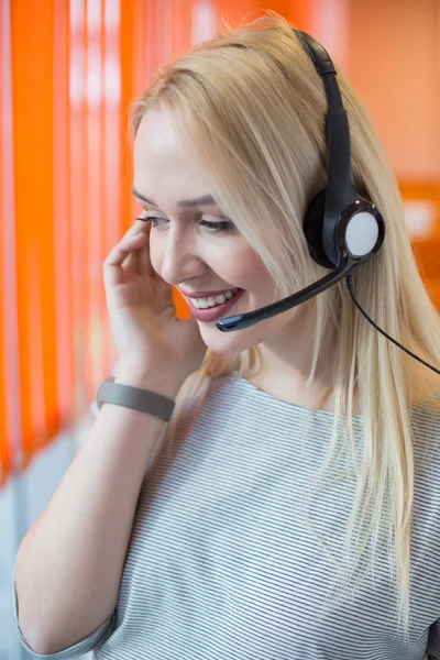 Portré támogató telefon szolgáltató fejhallgató a munkahelyen. P — Stock Fotó