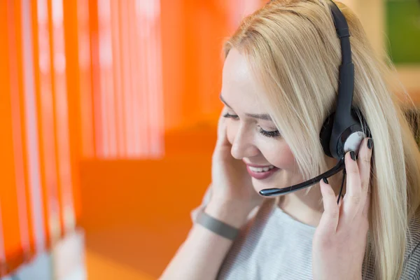 Portret van steun telefoon operator in de headset op de werkplek. Tot en met p — Stockfoto