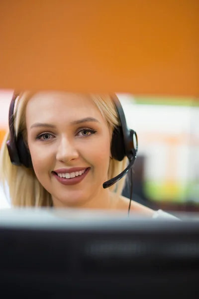 Atractiva mujer joven en traje sentado en la oficina del centro de llamadas y — Foto de Stock