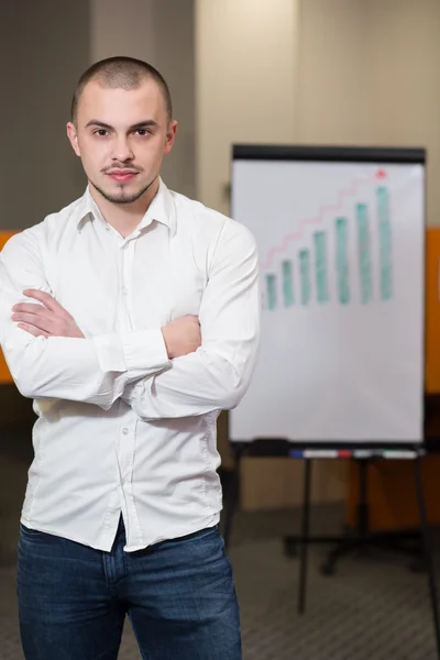 Hombre de confianza en pie en la oficina moderna — Foto de Stock