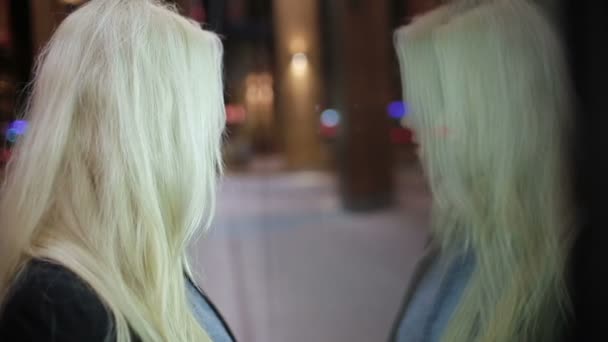 Roztomilá blondýnka — Stock video