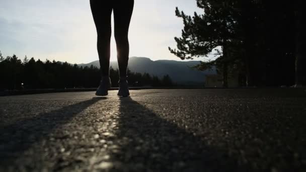 Mujer saltando con saltar la cuerda al aire libre — Vídeos de Stock