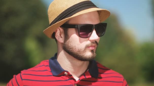 Hombre con sombrero de paja — Vídeos de Stock