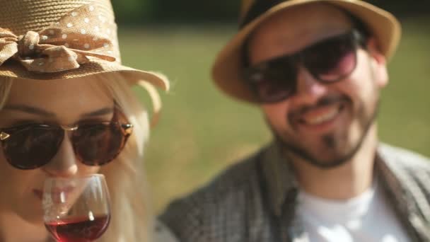 Conceito de piquenique com casal vegetariano saudável no parque ao ar livre — Vídeo de Stock