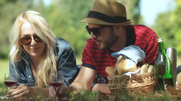 Concepto de picnic con pareja vegetariana saludable en el parque al aire libre — Vídeo de stock