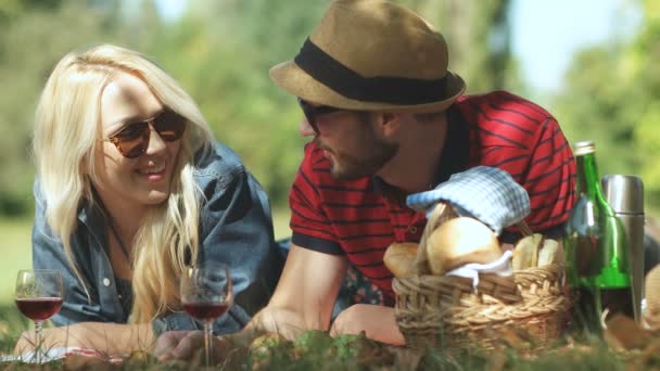 Concepto de picnic con pareja vegetariana saludable en el parque al aire libre — Vídeos de Stock