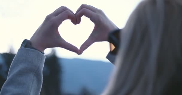 Kavkazská krásná světlovlasá žena zobrazeno srdce podepsat s prsty, valentine den pojetí lásky