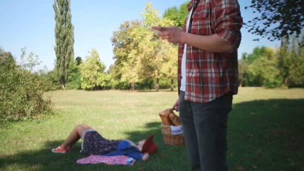 Koncept piknik v parku venku pár zdravých vegetariánských — Stock video