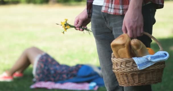 Picknick concept met gezond vegetarisch koppel in park buitenshuis — Stockvideo