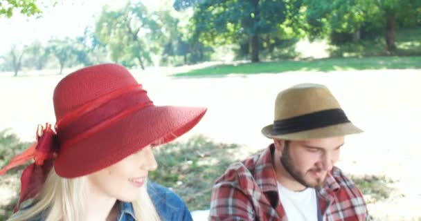 Concepto de picnic con pareja vegetariana saludable en el parque al aire libre — Vídeo de stock