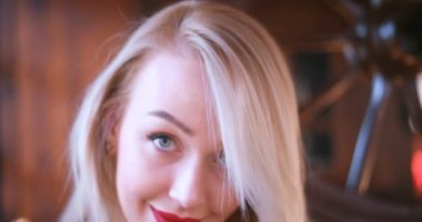 Ona telefon, teknoloji kadın yazarak kadın