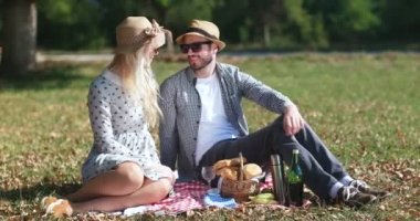 Sağlıklı vejetaryen çift Park açık havada piknik kavramı