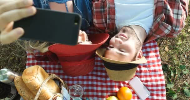 Concepto de picnic con pareja vegetariana en parque al aire libre — Vídeo de stock