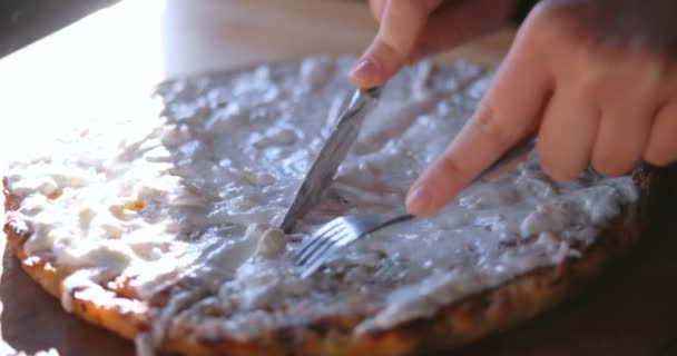 Den Kuchen mit saurer Sahne darüber schneiden, während das Essen noch raucht — Stockvideo