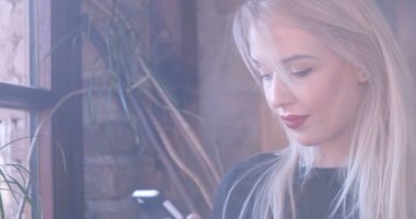 Ona telefon, teknoloji kadın yazarak kadın