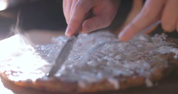 Gıda hala sigara iken üzerine ekşi kremalı pasta kesme — Stok video