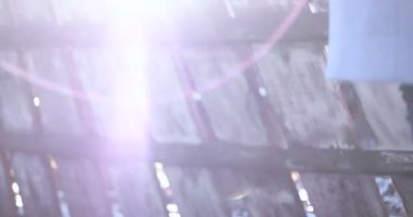 Eski püskü ahşap çit 4k video ile lens flare, güneşli kış günü