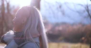 Kameraya gülümseyen güzel sarışın kadın