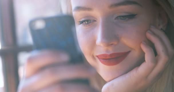 Woman typing on her phone, woman into technology — Stock Video