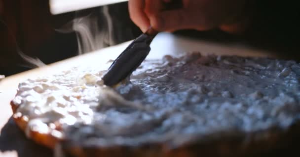 Tagliare la torta con panna acida sopra mentre il cibo è ancora fumante — Video Stock