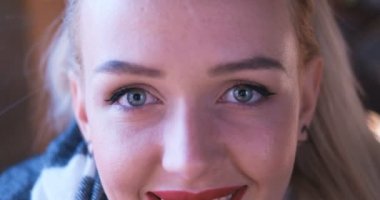 Kameraya gülümseyen güzel sarışın kadın