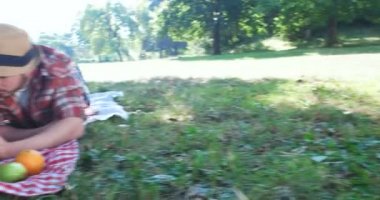 Vejetaryen çift açık Parkta piknik kavramı