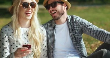 Vejetaryen çift açık Parkta piknik kavramı