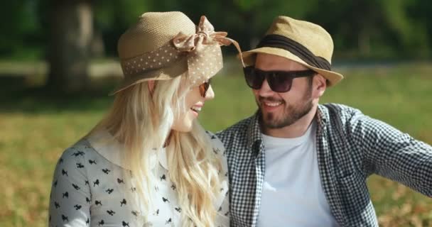 Conceito de piquenique com casal vegetariano no parque ao ar livre — Vídeo de Stock